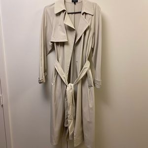 Carbone beige fashionable trench. High quality, double breasted coat.